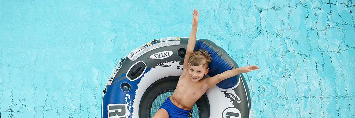 Kleiner Junge sitzt in einem Schwimmreifen