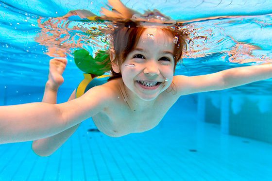 Bei unserem Schwimmlernkurs ab einem Alter von 6 Jahren kann jeder das Schwimmen lernen oder auch seine verlernten Fähigkeiten auffrischen.