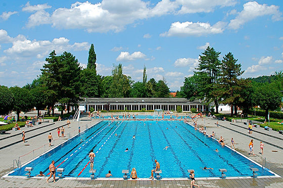 Ein Besuch in unserem Freibad ist immer auch ein Ausflug ins Grüne, denn die großzügige Außenanlage ist in die malerische Umgebung des Kohlbergs eingebettet.