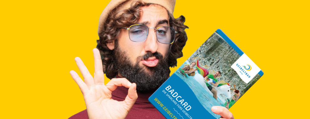 Dubioser Mann hält die Badcard in der Hand