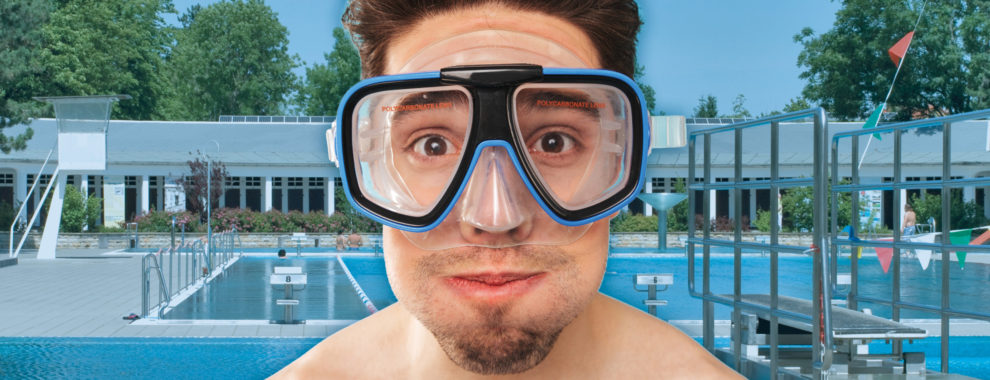 Mann mit Tauscherbrille im Freibad