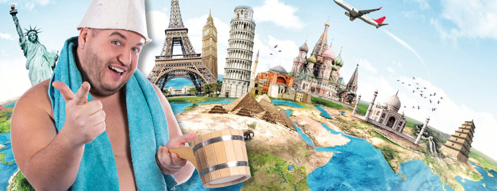 Gut gelaunter Mann mit Saunahut vor einer Erdkugel