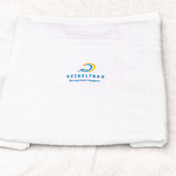 Weißes Handtuch mit Logo