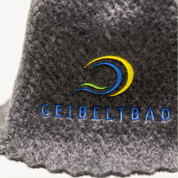 Grauer Filzhut mit Geibetlbad-Logo