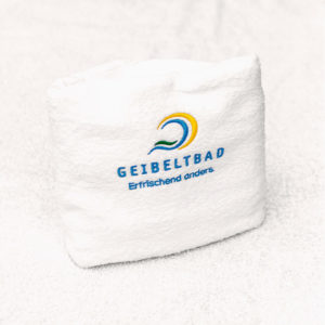 Weißes Saunatuch mit Logo
