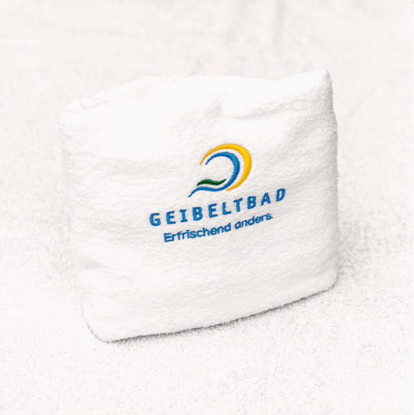 Weißes Saunatuch mit Logo