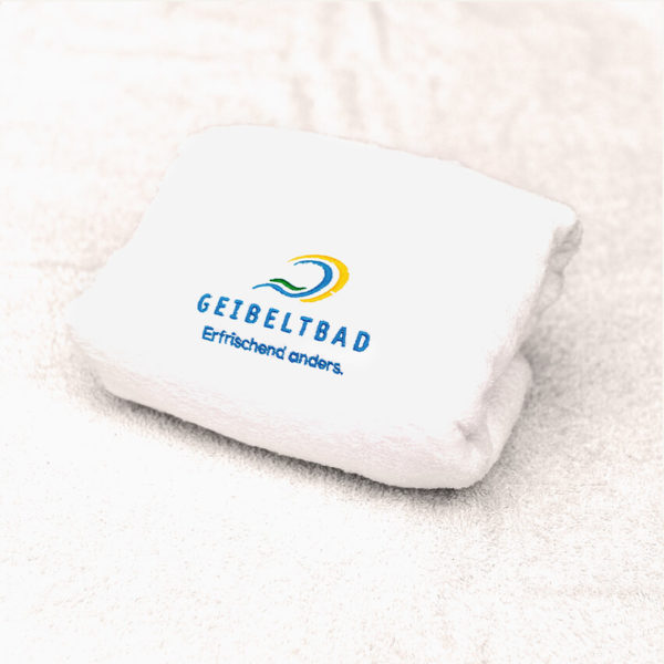 Weißes Saunatuch mit Logo