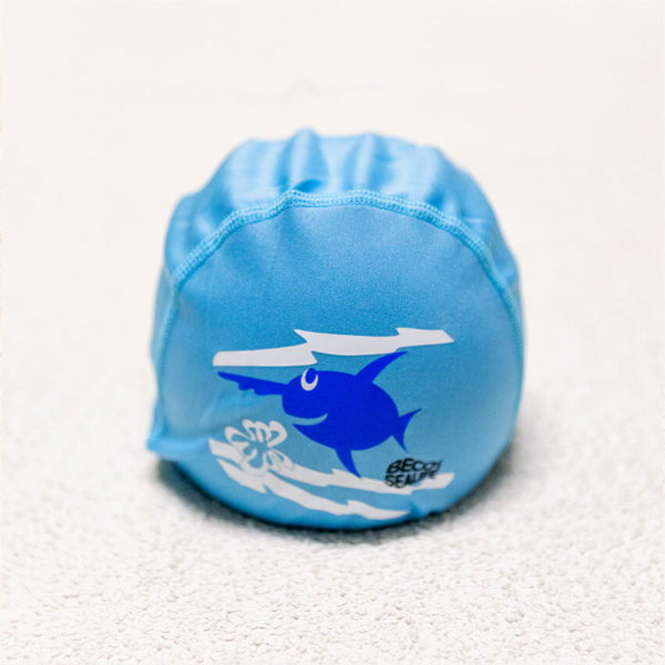Hellblaue Badekappe mit Fischmotiv