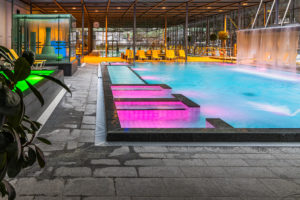 Violette Unterwasserbeleuchtung im Nichtschwimmerbecken