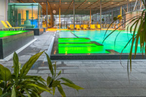 Grüne Unterwasserbeleuchtung im Nichtschwimmerbecken