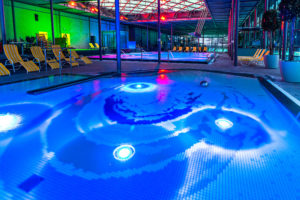 Blaue Unterwasserbeleuchtung im Babybecken