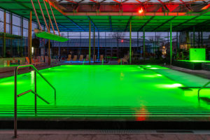 Grüne Unterwasserbeleuchtung im Nichtschwimmerbecken