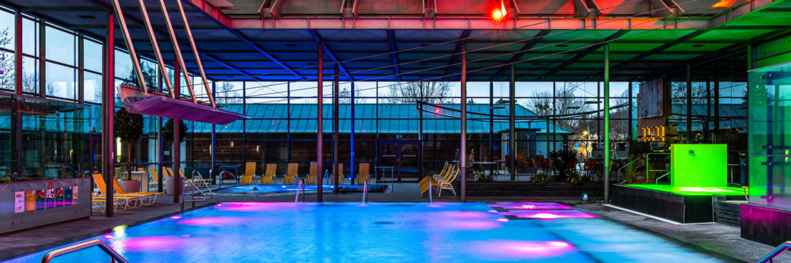 Abendlich beleuchtetes Hallenbad