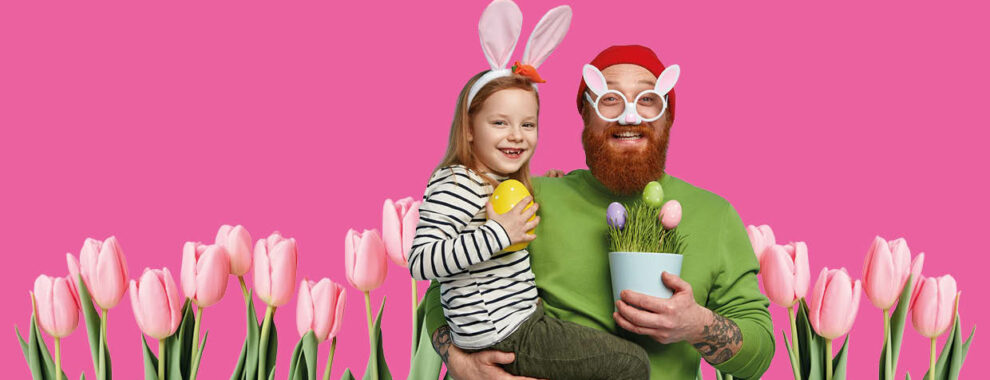 Vater und Tochter mit Osterhasenverkleidung