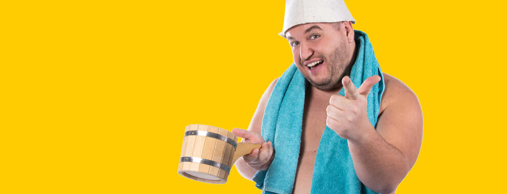 Mann mit Handtuch und Saunahut