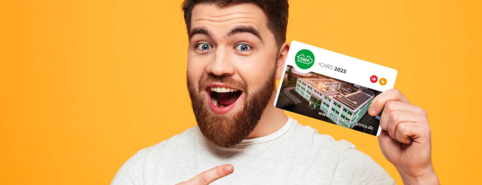 Bärtiger Mann mit Pluscard zeigt sich begeistert