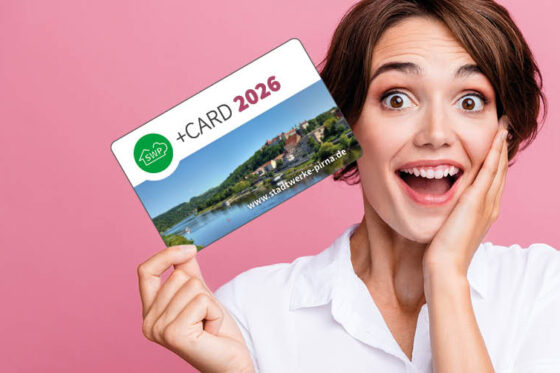 Bärtiger Mann mit Pluscard zeigt sich begeistert