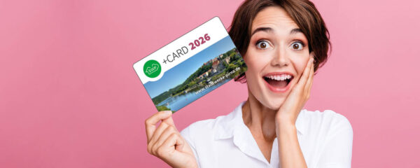 Bärtiger Mann mit Pluscard zeigt sich begeistert