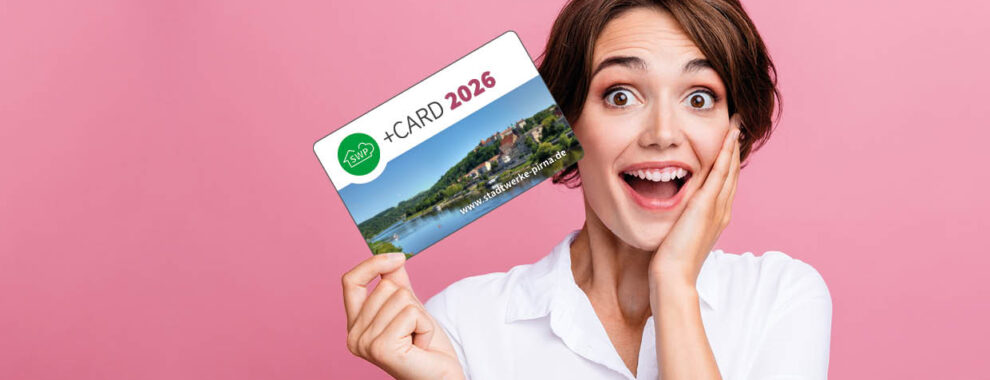 Bärtiger Mann mit Pluscard zeigt sich begeistert