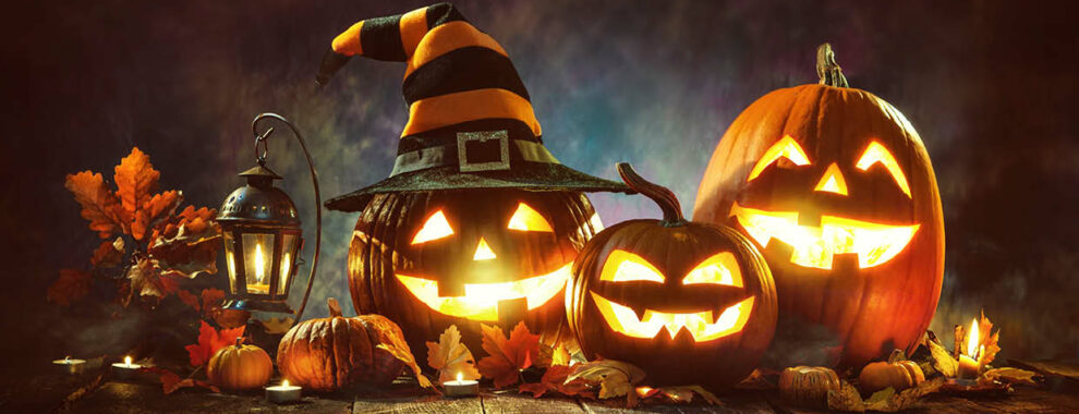 Beleuchtete Halloweenkürbisse mit gruseligen Grimassen