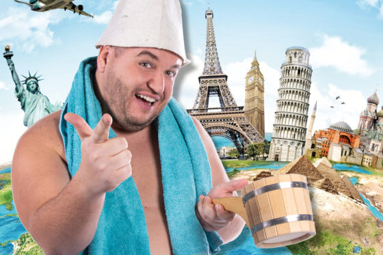 Gut gelaunter Mann mit Saunahut vor einer Erdkugel